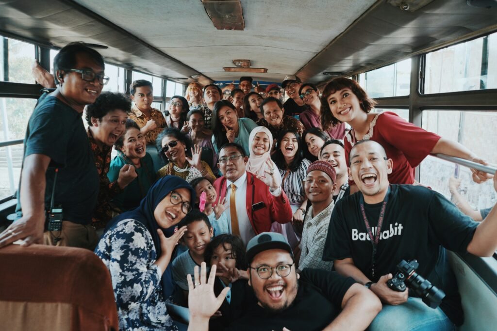 Sewa Bus Pariwisata vs Hiace, Komparasi Lengkap untuk Grup 14-50 Orang